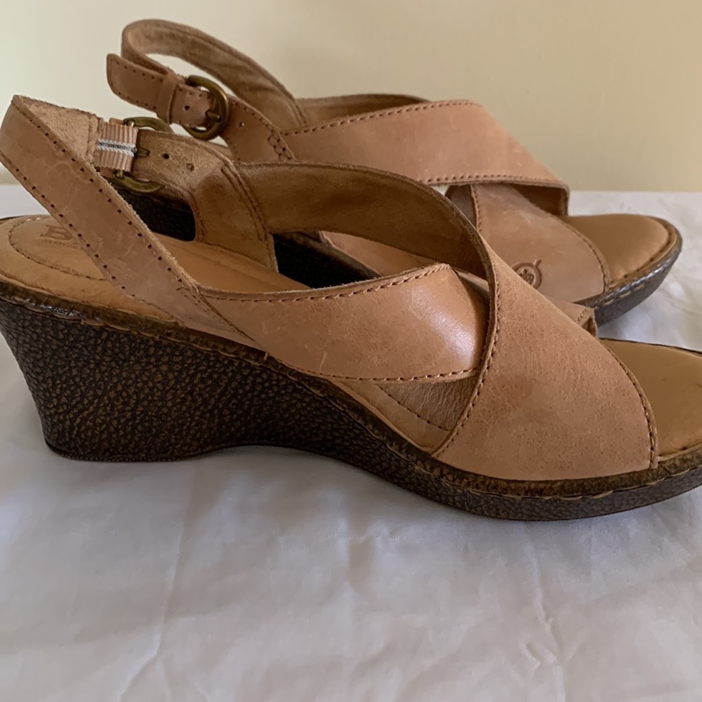 Born beige leather sandal size 8 comfortable 2 1/4 wedge heel & adjustable strap
